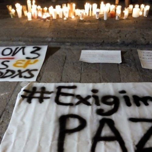 Hacen velada y alistan protestas por muerte de estudiantes
de cine; exigen renuncia de Aristóteles Sandoval