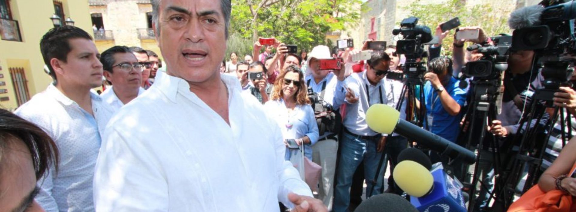 Jaime Rodríguez, El Bronco, pide ayuda a seguidores para
delimitar los temas del debate