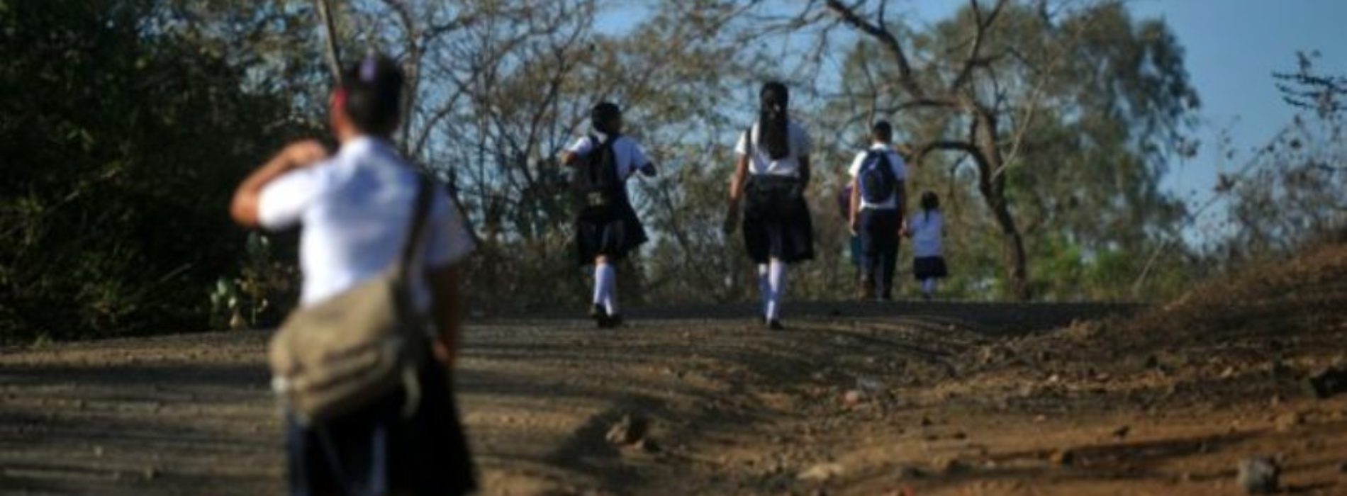 Juez ampara a una niña en contra de autoridades educativas y
ordena despedir a por lo menos 60 maestros en Oaxaca