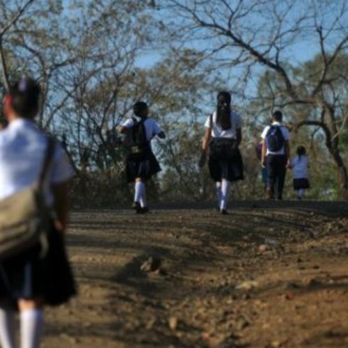 Juez ampara a una niña en contra de autoridades educativas y
ordena despedir a por lo menos 60 maestros en Oaxaca