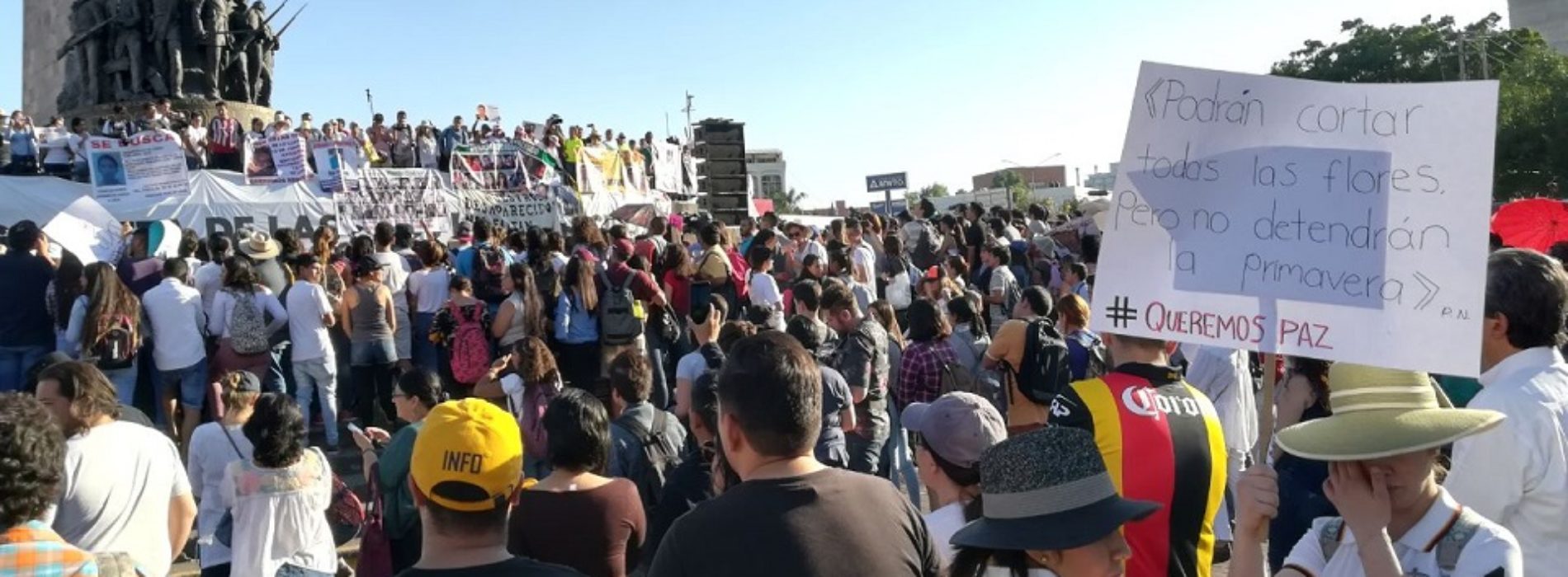 #NoSonTresSomosTodos: marchan por los estudiantes de
Jalisco, Ayotzinapa y por los desaparecidos