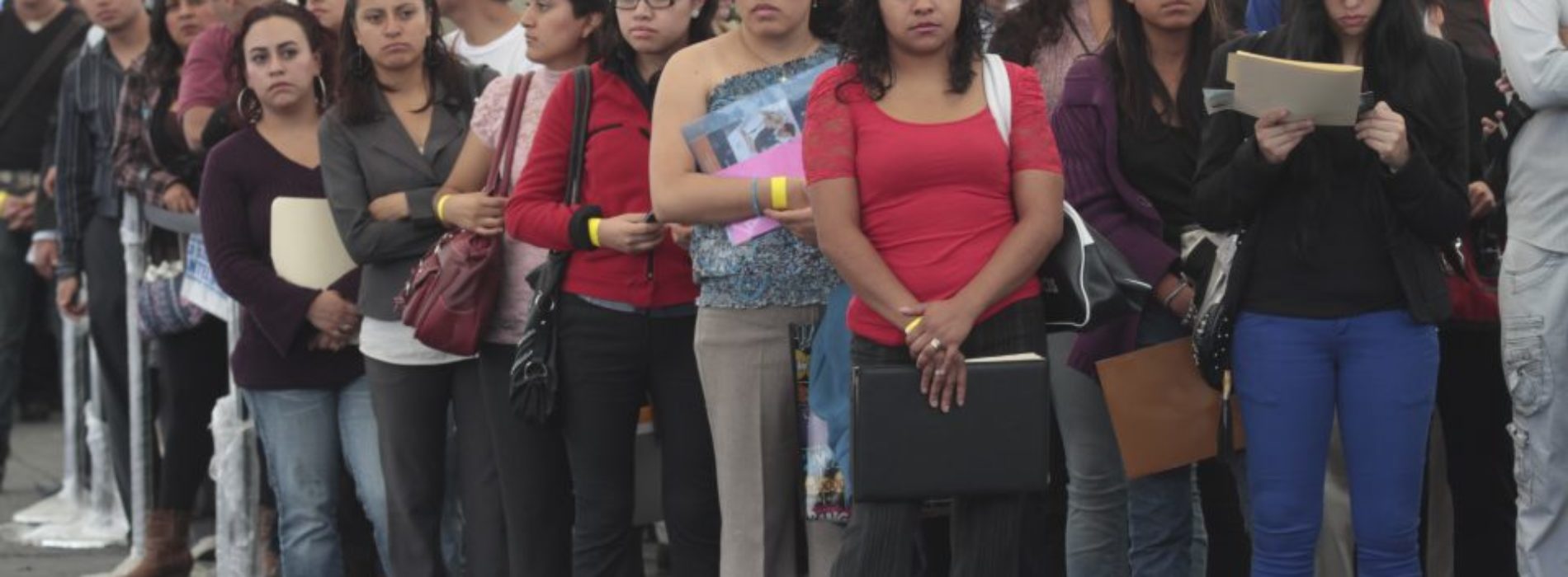 Así laboran los jóvenes: con salarios precarios, sin seguro
social, con jornadas largas y sin contratos