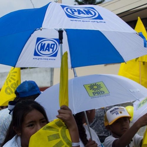 Nos presionan para hacer campaña a favor de PAN-PRD, acusan
maestros en Puebla