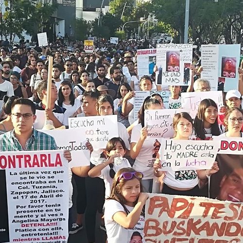 Ciudadanos marchan en silencio por los desaparecidos de
Jalisco y de México