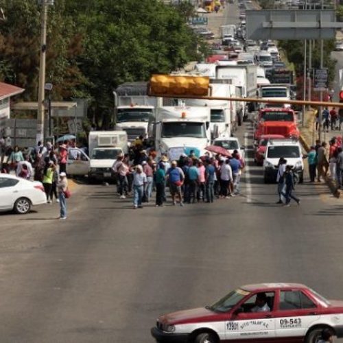 Bloqueos interminables, largas caminatas; sufrimiento para
oaxaqueños