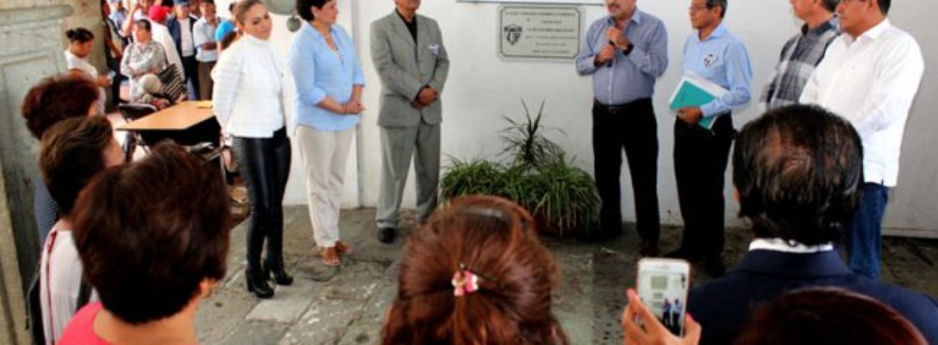 Develan placa en honor a la Escuela Primaria “Juan Jacobo
Rousseau”