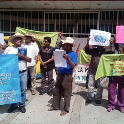 En CONAGUA activistas de COPUDA exigen su libre derecho al
agua