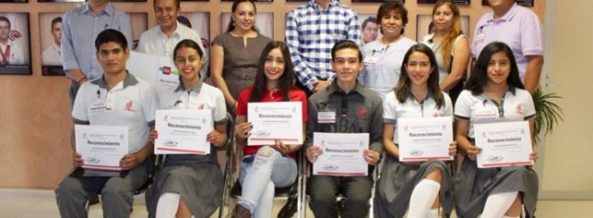 Reconoce Cobao a estudiantes destacados