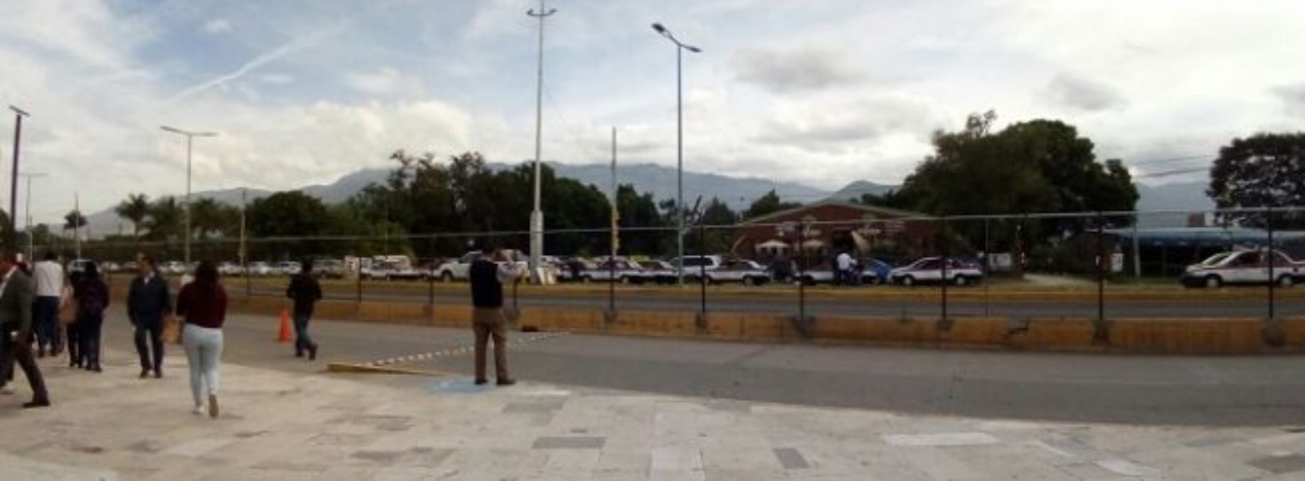 Taxistas del sindicato Libertad pegan calcomanías en sus
unidades