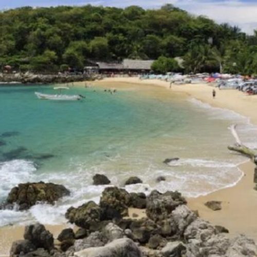 Turistas disfrutan sus vacaciones en playas de Puerto
Escondido, Oaxaca