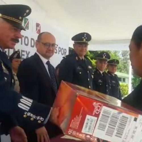 Ejército y Telmex entregan equipo de cómputo a familiares de
militares fallecidos