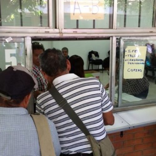 Cumple Gobierno de Oaxaca con pago de bono a maestros
jubilados