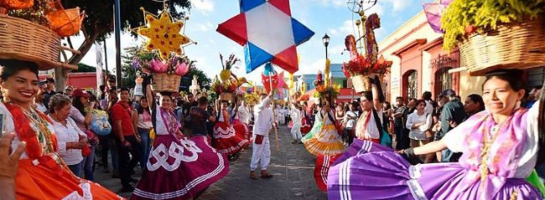 Arriban a Oaxaca miles de turistas para celebrar la
Guelaguetza