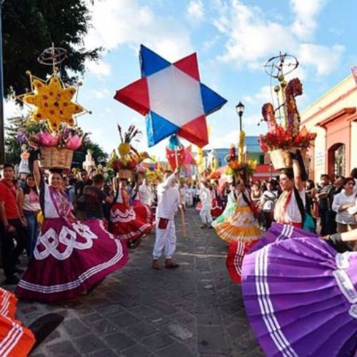 Arriban a Oaxaca miles de turistas para celebrar la
Guelaguetza