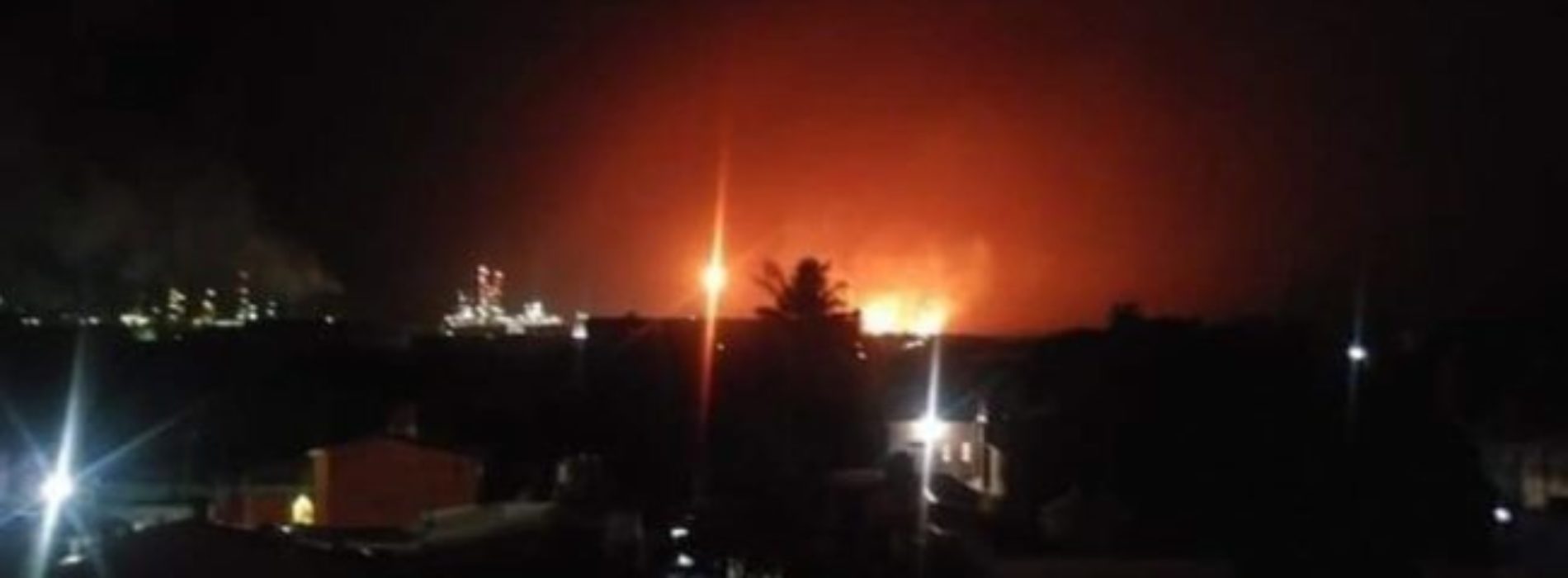 Tormenta eléctrica provoca chispa en tanque de
almacenamiento de la refinería en Salina Cruz