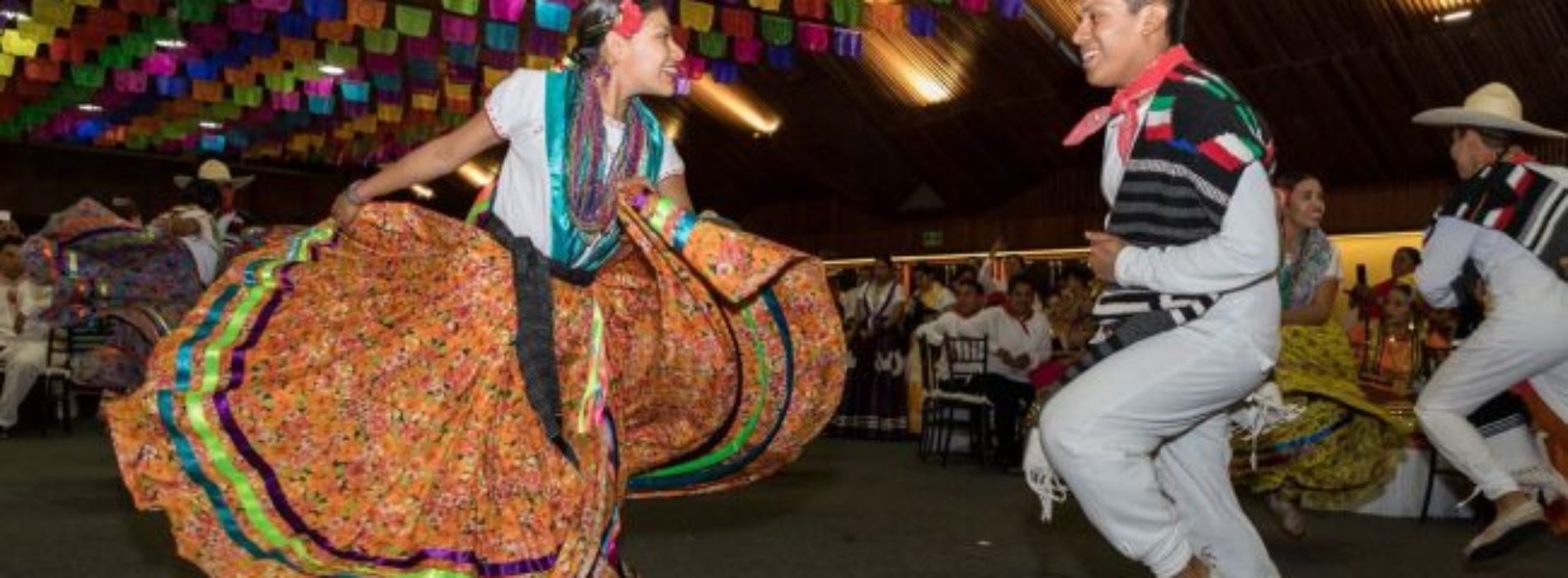 Alegría y folclore del Convite del Primer Lunes del Cerro
inunda las calles de Oaxaca