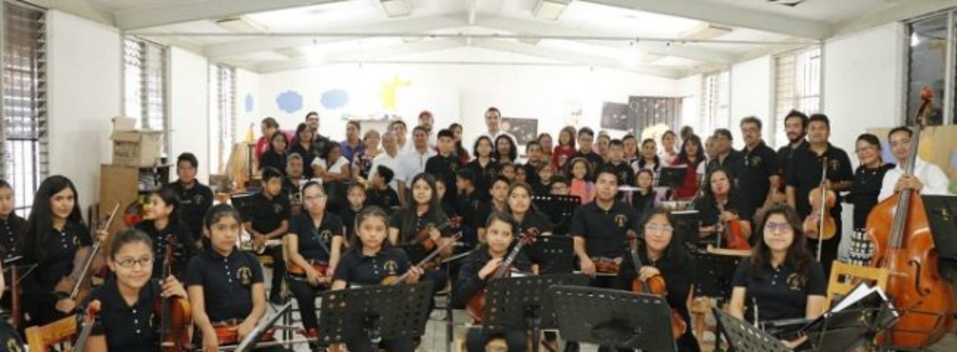 Entregan lentes a niños de la Orquesta infantil del
IEEPO