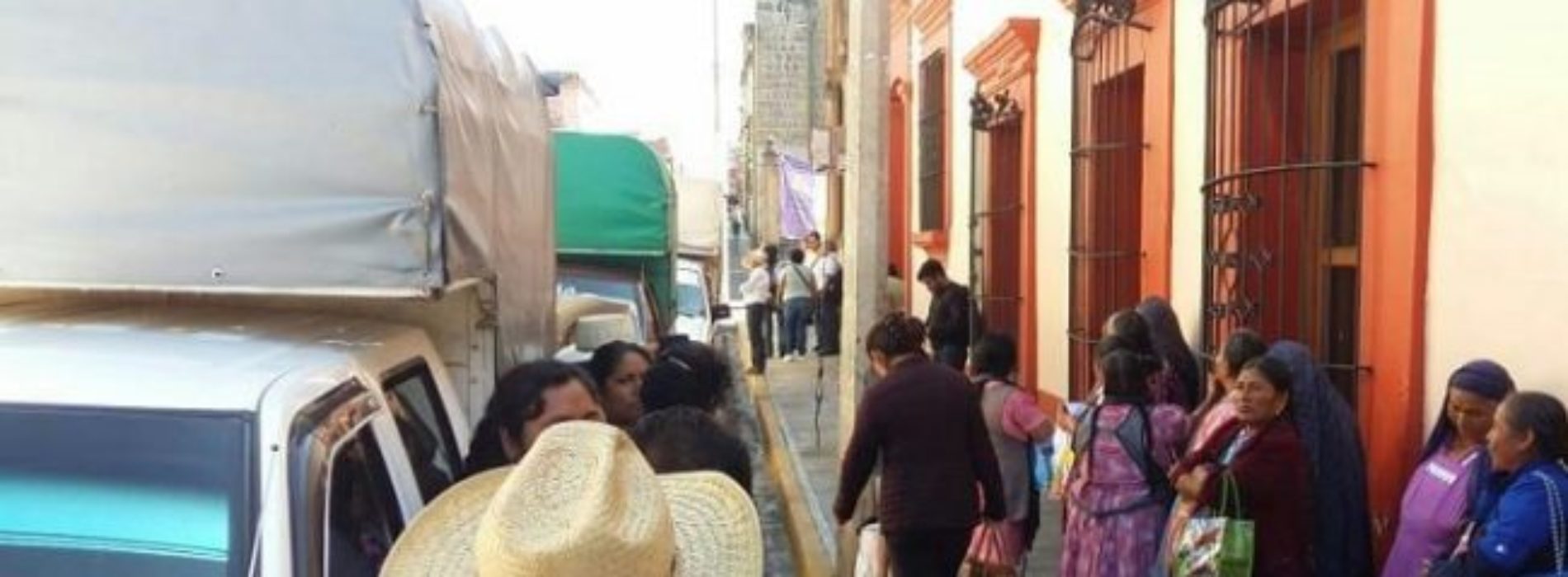 Exhiben falta de médicos en Oaxaca; protestan en oficinas de
salud