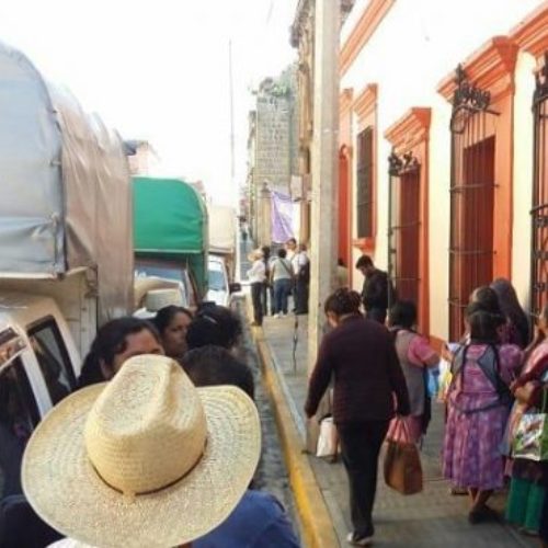 Exhiben falta de médicos en Oaxaca; protestan en oficinas de
salud