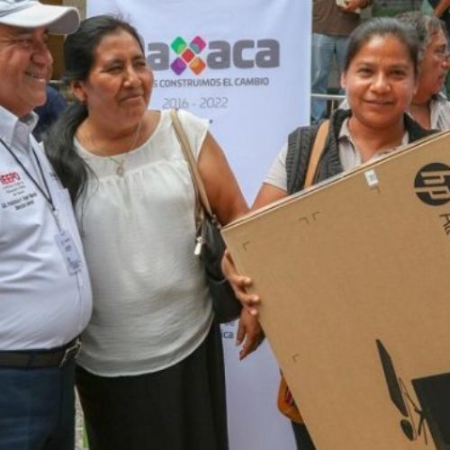 Entrega el IEEPO apoyos educativos por 8 mdp en la Sierra
Juárez