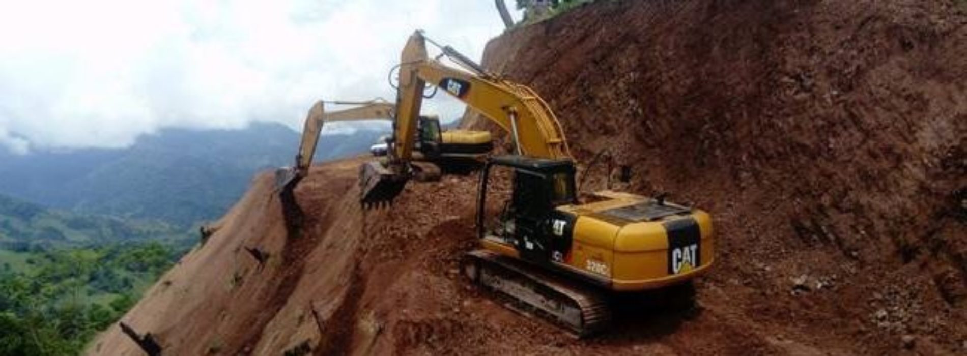 Continúa Gobierno de Oaxaca trabajos en carretera de la
Región de la Cuenca