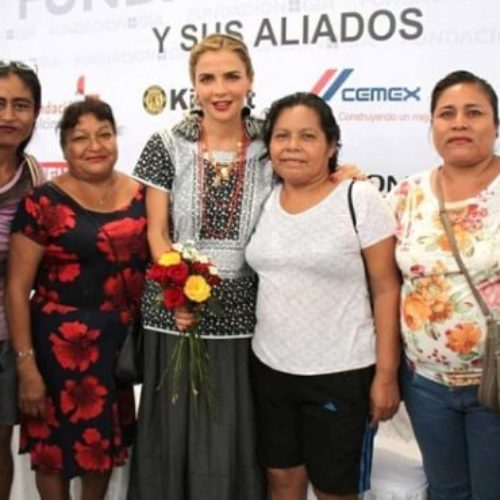 San Francisco Ixhuatán se beneficia con los apoyos y
servicios del Programa «Juntos»: Ivette Morán de Murat