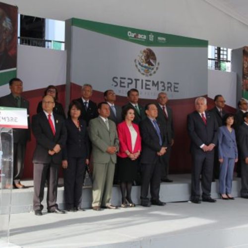 El poder judicial de Oaxaca realiza izamiento de
bandera