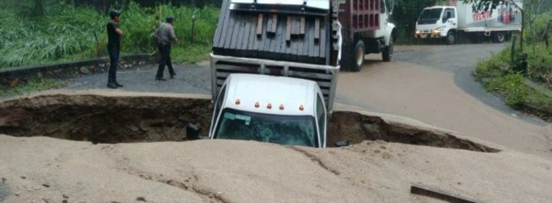 Atienden socavón que afecta carretera interestatal:
CEPCO