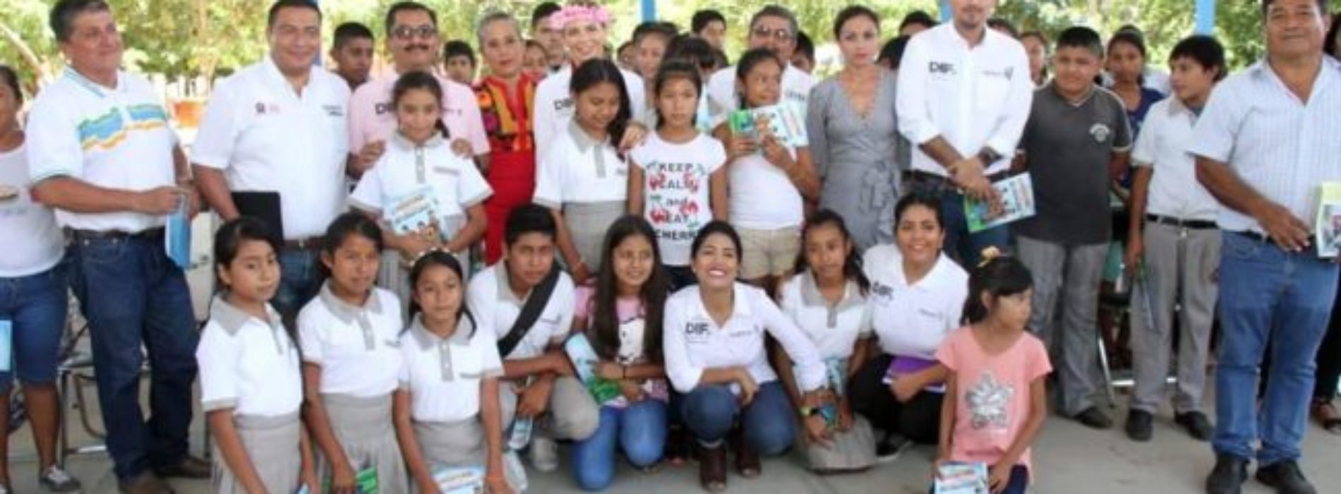 Ivette Morán de Murat cumple su palabra con estudiantes y
maestros de “El Coco” en Santa María Tonameca