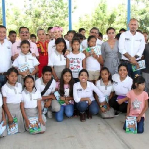 Ivette Morán de Murat cumple su palabra con estudiantes y
maestros de “El Coco” en Santa María Tonameca
