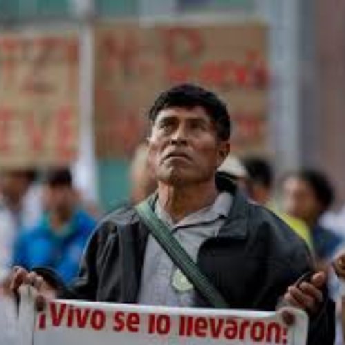 Peña Nieto sabe en dónde están nuestros hijos: Padres de
normalistas de Ayotzinapa