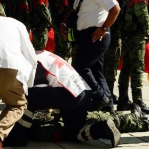 Se desmaya soldado durante acto cívico por el 7S, en
Oaxaca