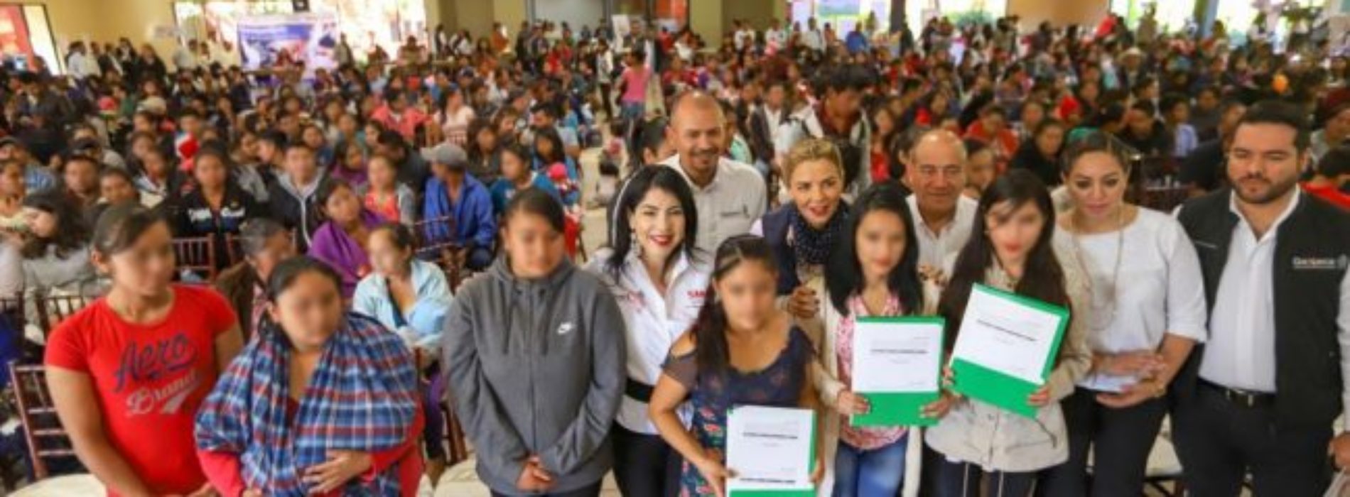 Entregan DIF Oaxaca y el IEEPO becas a madres adolescentes y
embarazadas