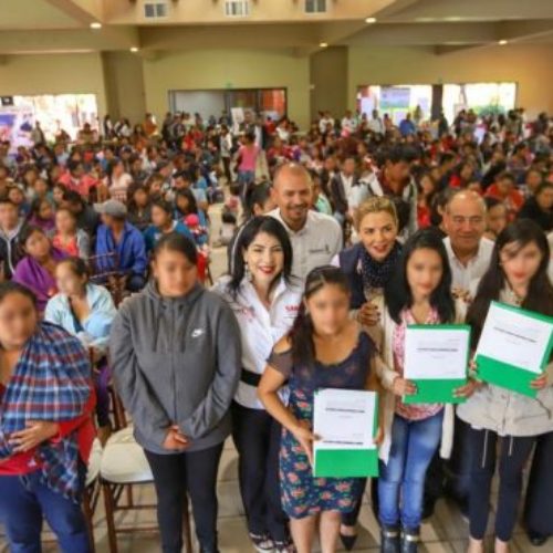 Entregan DIF Oaxaca y el IEEPO becas a madres adolescentes y
embarazadas