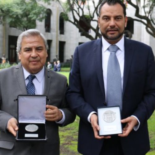 Por su vocación de servicio, reconocen al médico oaxaqueño
Miguel Ángel Reyes Franco
