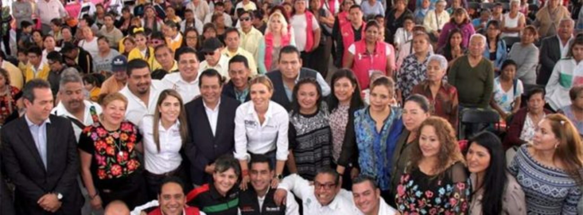 Ivette Morán de Murat entrega apoyos a familias radicadas en
Ciudad Nezahualcóyotl, Estado de México