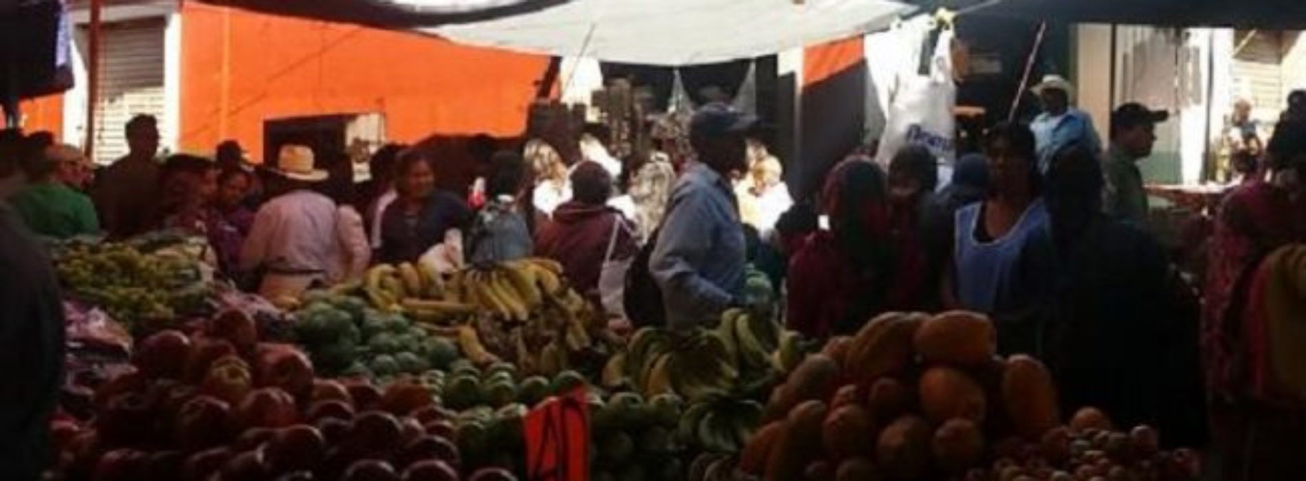 «De vivos» los precios de productos para el altar de muertos
en Oaxaca