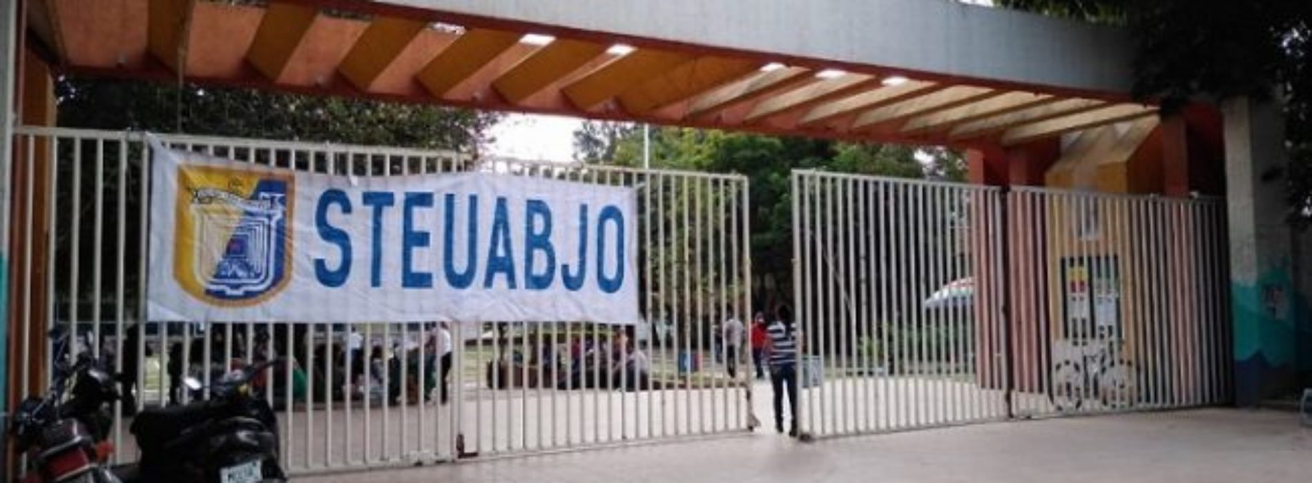A dos días de estallar su posible huelga, Steuabjo realiza
paro de 12 horas en la Uabjo