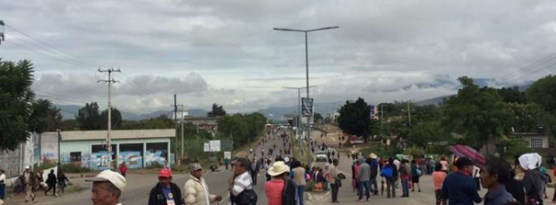 Con bloqueo en la «Y» colonos exigen participaciones
municipales a Zaachila