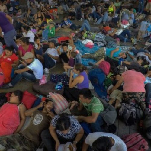 Migrantes hacen parada en Tamachula; su siguiente objetivo
es Huixtla, en Chiapas, para luego llegar a Oaxaca