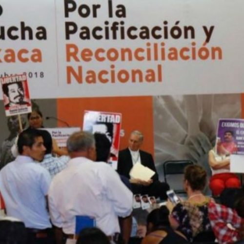 Entre protestas, realizan en Oaxaca foro de
reconciliación