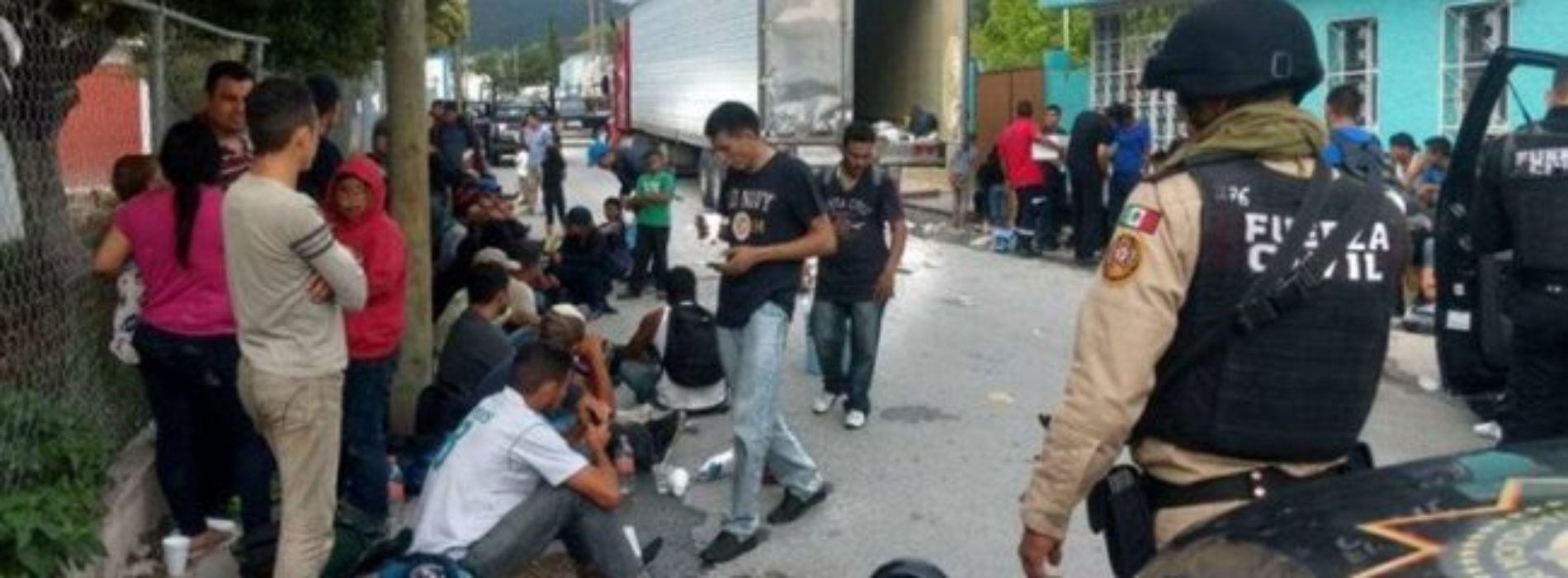 Rescatan a 42 migrantes guatemaltecos hacinados en camión,
en Oaxaca