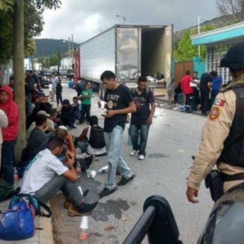 Rescatan a 42 migrantes guatemaltecos hacinados en camión,
en Oaxaca