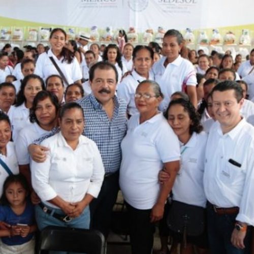 Entrega la Sedesol apoyos alimentarios a damnificados de
Jamiltepec y Pinotepa Nacional