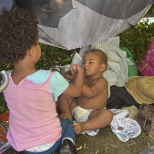 ONG lanzan alerta por salud de 800 niños que viajan en la
caravana y que están en Oaxaca