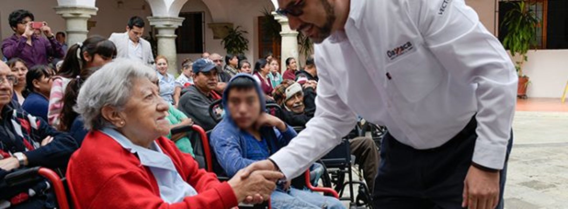 Entregan SSO y Club Rotario Antequera sillas de ruedas a las
personas más necesitadas