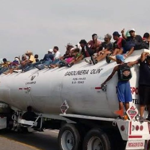 Aumenta la caravana de migrantes; nace bebé en
Juchitán