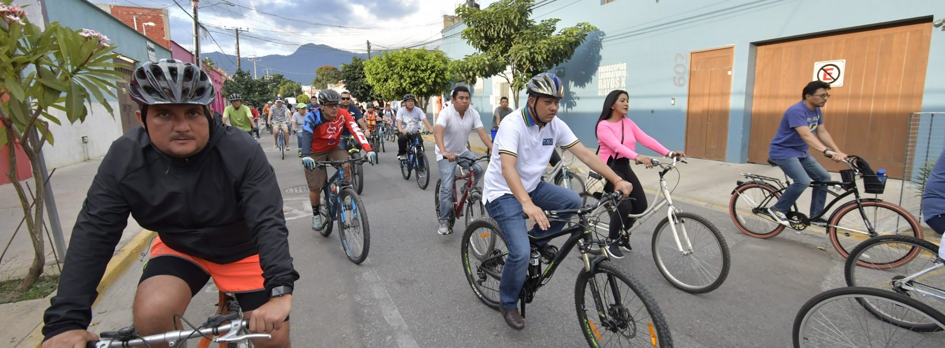 A invitación del Ayuntamiento capitalino, recorren la ciudad en bicicleta por el Día Mundial Sin Auto