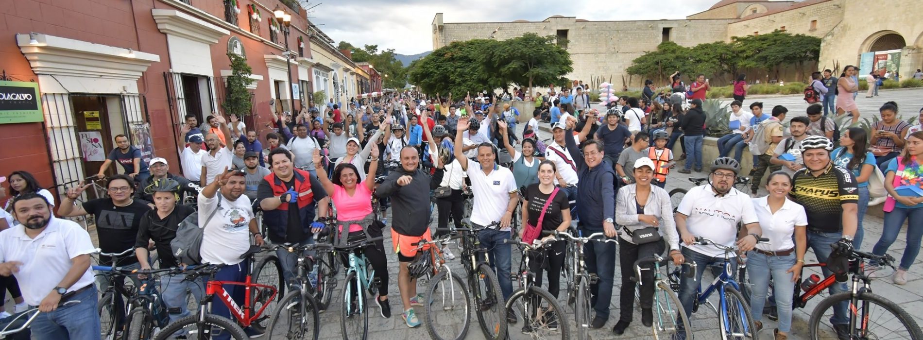A invitación del Ayuntamiento capitalino, recorren la ciudad en bicicleta por el Día Mundial Sin Auto