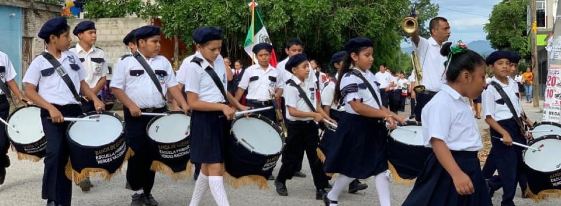 Disfrutan familias de Jalapa del Marqués de desfile por Independencia de México
